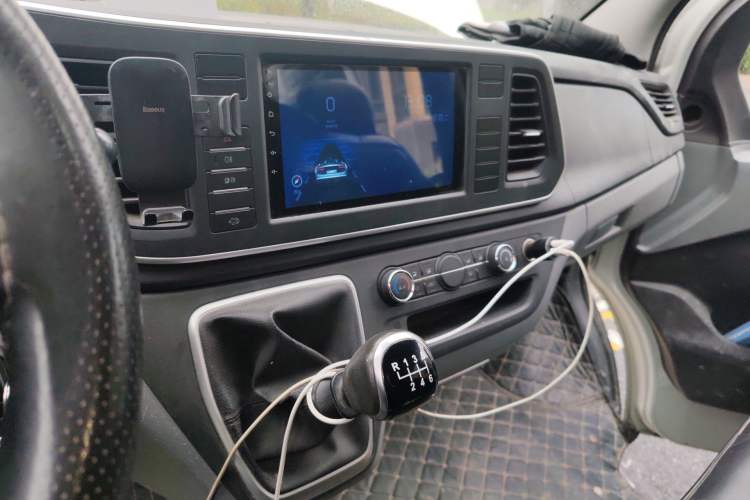 Used SAIC MAXUS Xintu V80 2021 2.0T PLUS Manual All-Around King Long Wheelbase Mid-Roof Variant with 6/7/8/9 Seats Audio And AC Panel