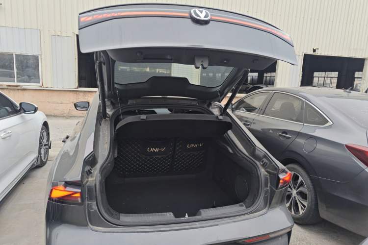 Used CHANGAN UNI-V 2022 1.5T Smart Navigation Version Trunk
