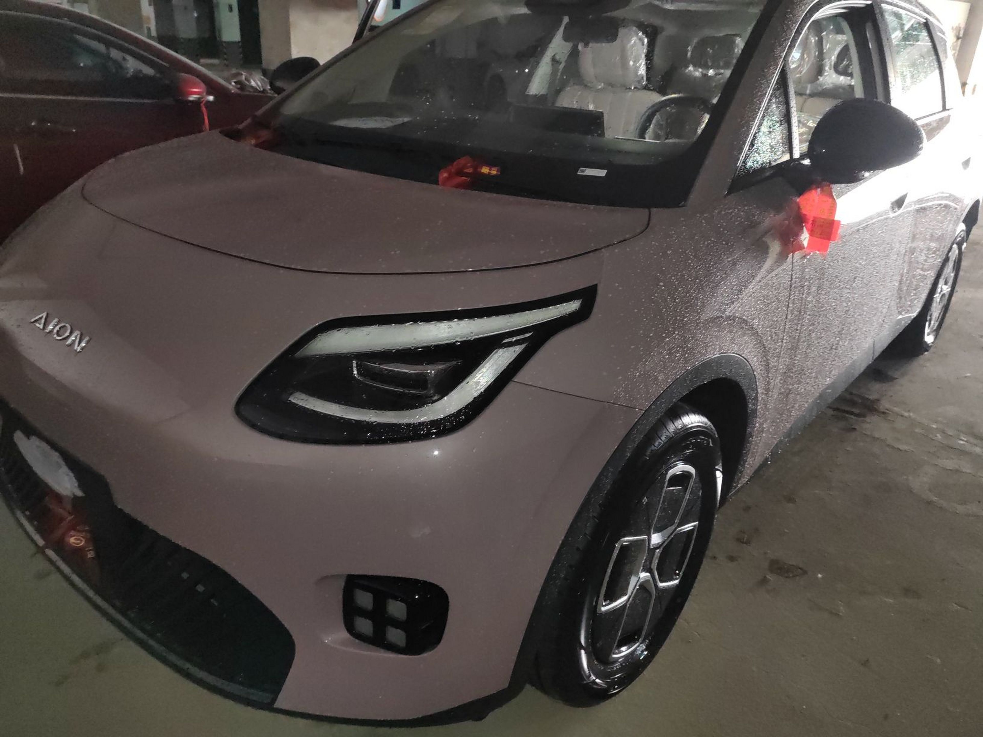 Под передней частью автомобиля