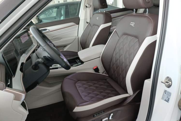 Used Volkswagen Tavendor 2024 Facelifted 380TSI All-Wheel Drive R-Line Cruise Premium Edition Left Front Seat