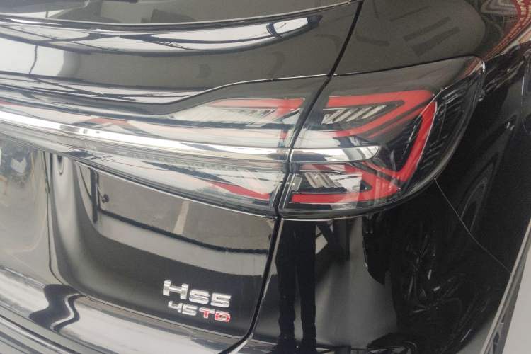 Used Hongqi HS5 2025 2.0T Two-Wheel Drive Flagship Pro Edition Right Rear Taillight