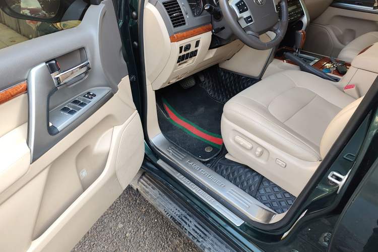 Used Toyota Land Cruiser 2012 4.0L Automatic VX Interior 3