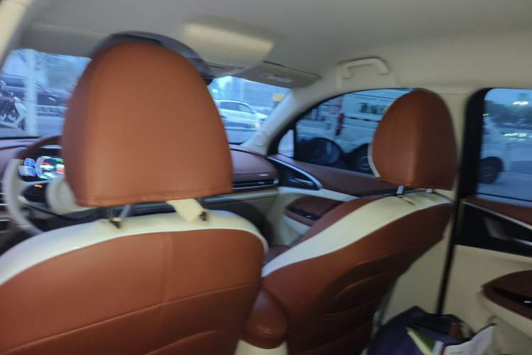 Used ORA Good Cat 2022 Morandi Edition 400km Standard Range Luxury Version Lithium Iron Phosphate Headliner