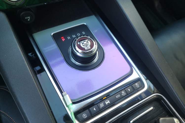 Used Jaguar F-PACE 2018 2.0T Four-Wheel Drive Urban Luxury Edition Gear Lever