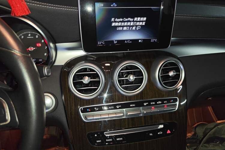 Used Mercedes-Benz GLC 2019 GLC 260 4MATIC Dynamic Edition Audio And AC Panel