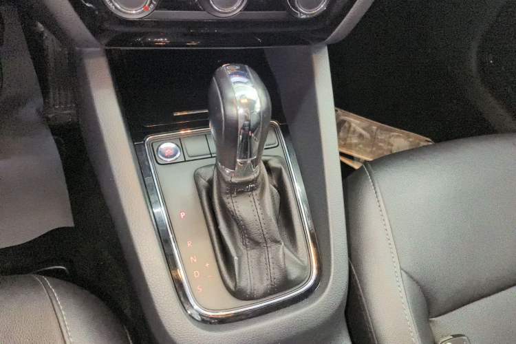 Used Volkswagen Sagitar 2017 1.6L Automatic Comfort Model Gear Lever