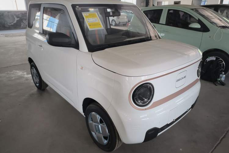 Used Geely Galaxy Panda 2024 Panda Mini 200km Endurance Bear Front Right 45 Deg