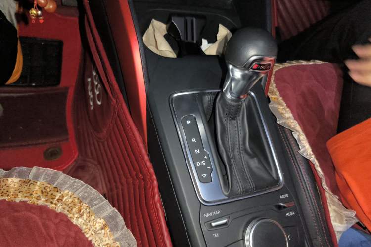 Used Audi Q2L 2018 35 TFSI Fashion Dynamic Version China VI Emission Standard Gear Lever