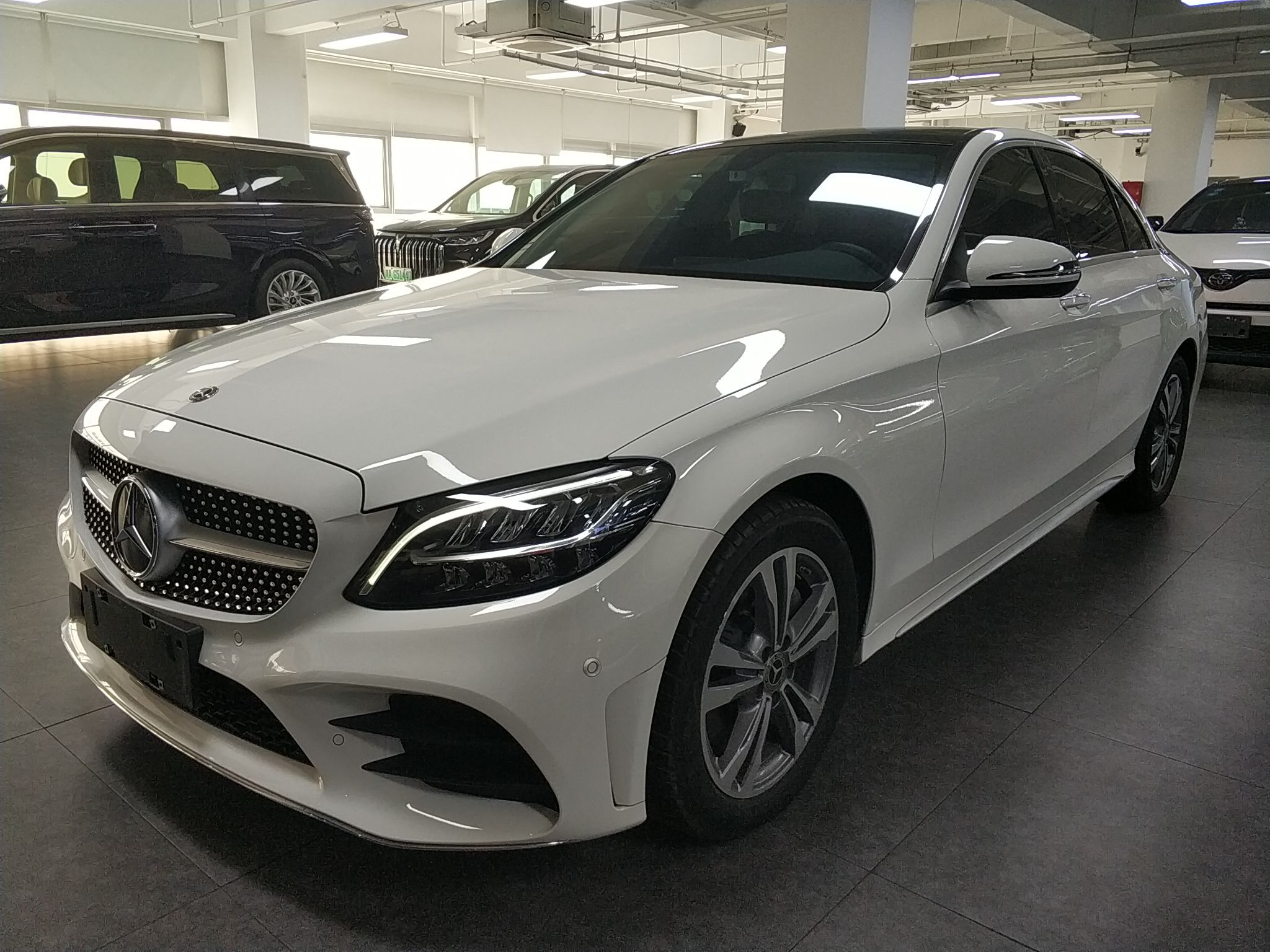 Под передней частью автомобиля