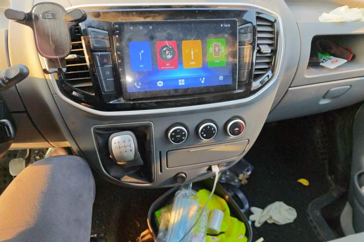 Used SAIC MAXUS Xintu V80 2021 2.0T Manual Classic City Delivery King Short Wheelbase Mid-Roof Design 3 Seats