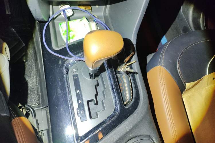 Used Soueast DX7 2015 1.5T Automatic Elite Model Gear Lever