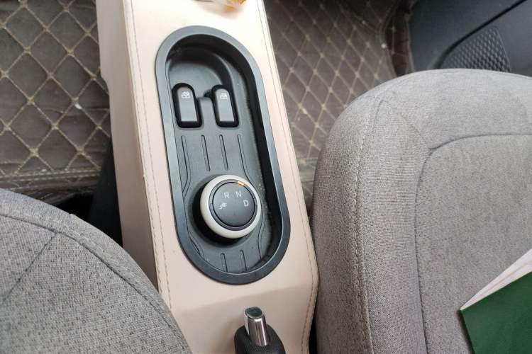 Used Wuling Hongguang MINIEV 2021 Macaron Fashion Model Lithium Iron Phosphate Gear Lever