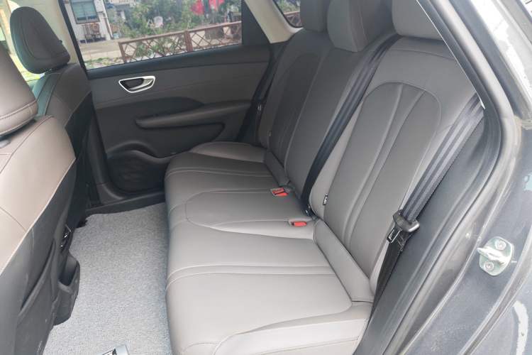 Used Roewe D6 2025 450 km Premium Edition Left Rear Seat