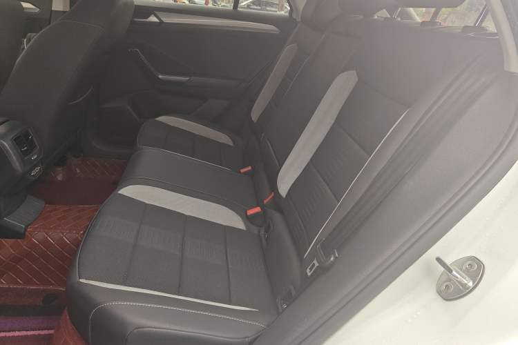 Used Volkswagen T-ROC 2019 230TSI DSG Two-Wheel-Drive Advanced Version China VI Standard Left Rear Seat