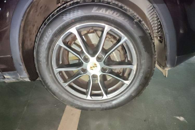 Used Porsche Cayenne 2015 Cayenne 3.0T Right Front Wheel Hub