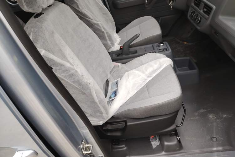 Used Wuling Yangguang 2024 300KM Comfort Version Passenger Van 75kW
