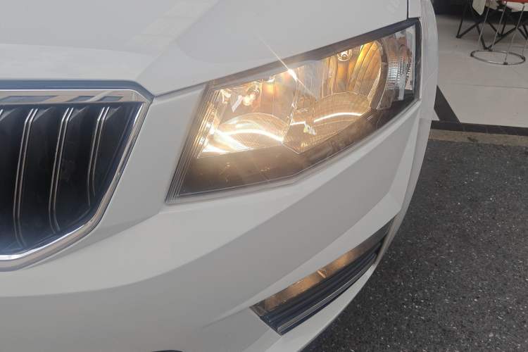 Used Skoda Octavia 2017 1.6L Automatic Front-Wheel Drive Model Left Front Headlight
