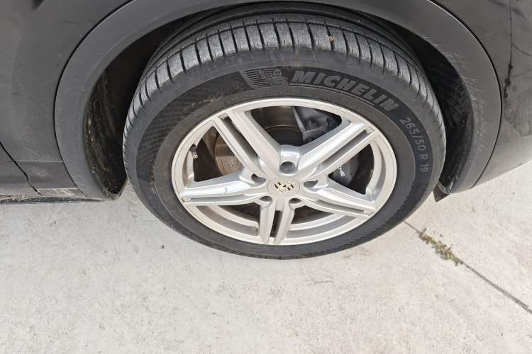 Used Porsche Cayenne 2016 Cayenne 3.0T Right Front Wheel Hub