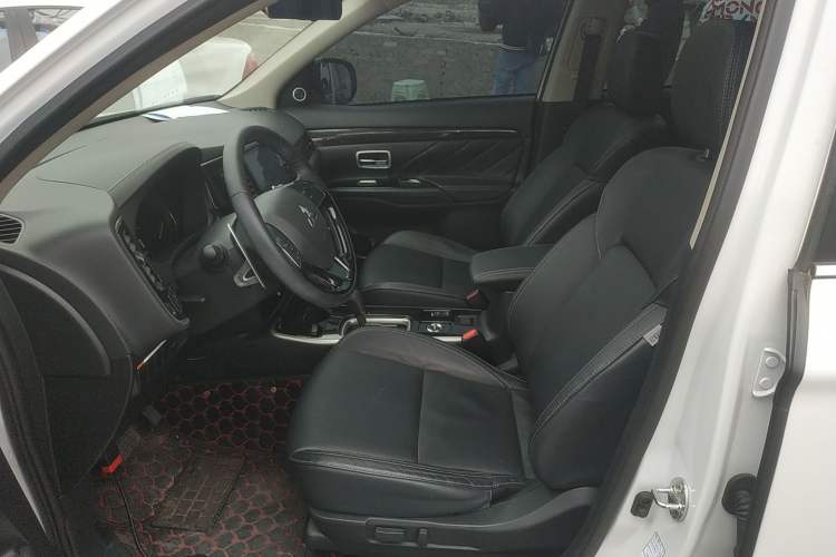 Used Mitsubishi Outlander 2019 2.4L 4x4 Zhi Xiang Edition 5 Seats China V Emission Standard