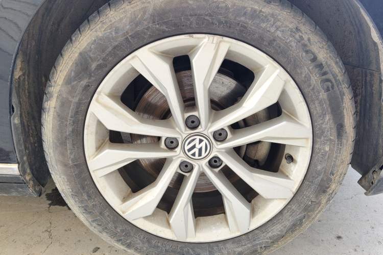 Used Volkswagen Magotan 2017 330TSI DSG Luxury Model Right Front Wheel Hub