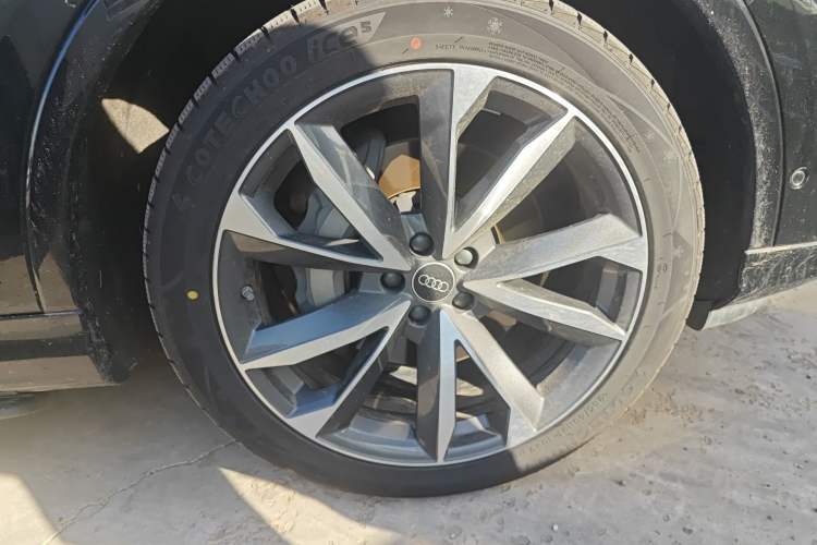 Used Audi Q7 2023 55 TFSI quattro S line Sport Edition Right Front Wheel Hub