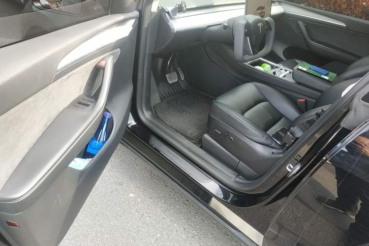 Used Tesla Model Y 2023 Rear-Wheel-Drive Version
