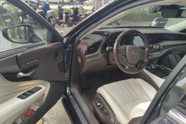 Used Lexus LS 2018 500h Executive Edition China VI
