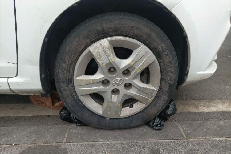 Used FAW Yingzhi 727 2016 1.5L Business Edition Right Front Wheel Hub