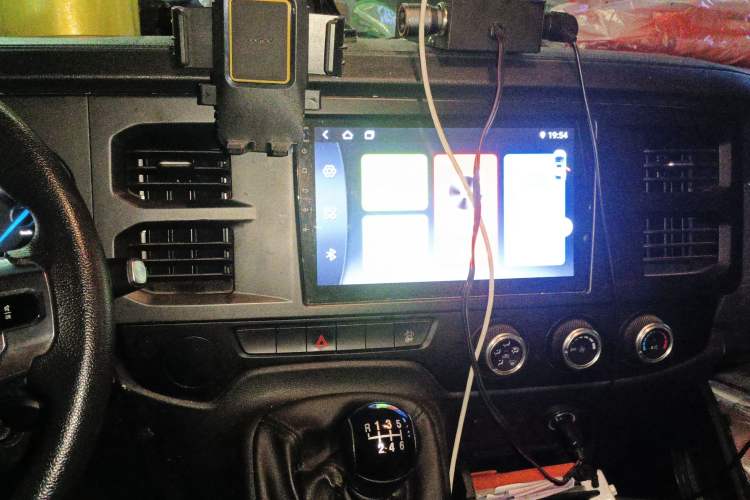 Used JMC Fushun 2023 2.0T Manual Short-Wheelbase Mid-Top Commercial Multi-Purpose 6-Seater Passenger Vehicle
