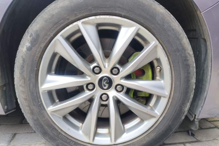 Used Infiniti Q50 2014 2.0T Comfort Edition Right Front Wheel Hub