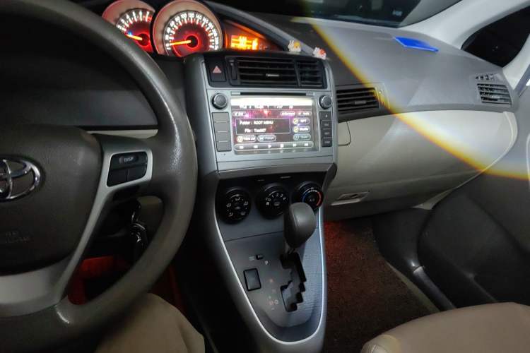 Used Toyota Verso 2014 Starlight 180E CVT Elite Edition Audio And AC Panel