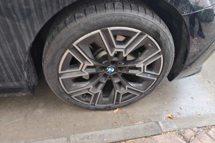 Used BMW 5 Series 2025 530Li Luxury Edition M Sport Package Right Front Wheel Hub