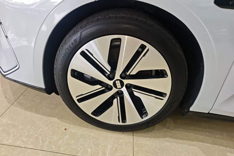 Used Geely Galaxy E8 2024 665 km Range Rear-Drive Starship Long-Range Version Left Front Wheel Hub