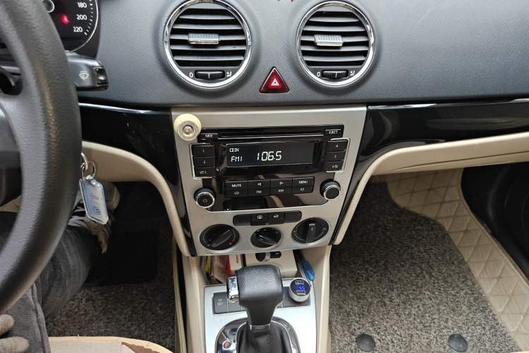 Used Volkswagen Lavida 2011 1.6L Automatic Premium Edition Audio And AC Panel