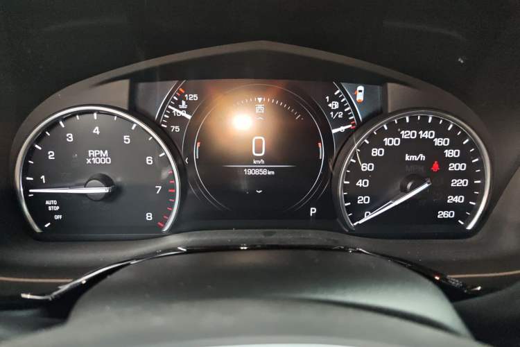 Used Cadillac XT5 2018 25T Luxury Model Odometer Close Up
