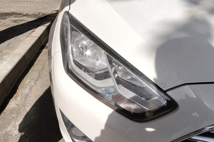 Used Ford Escort 2015 1.5L Automatic Fashion Model Right Front Headlight