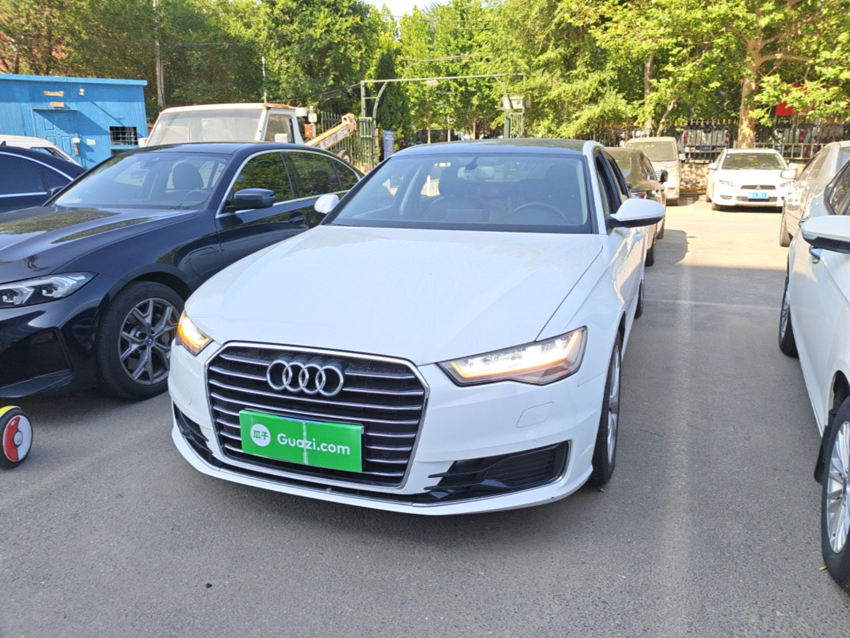 Под передней частью автомобиля