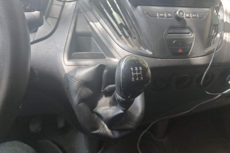 Used Ford Transit 2017 2.0T Diesel Van Short Wheelbase Low Roof China V Standard Gear Lever