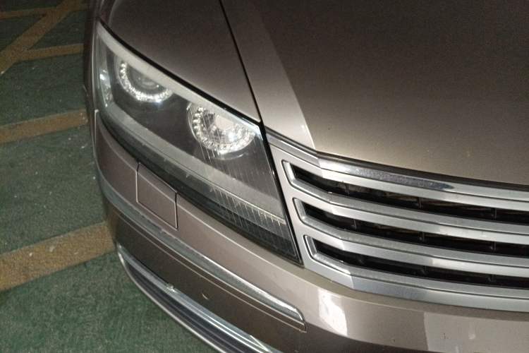 Used Volkswagen Phaeton 2011 3.6L V6 4-Seater Extended-Length Individual Edition Right Front Headlight