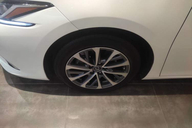 Used Lexus ES 2023 200 Excellence Edition
