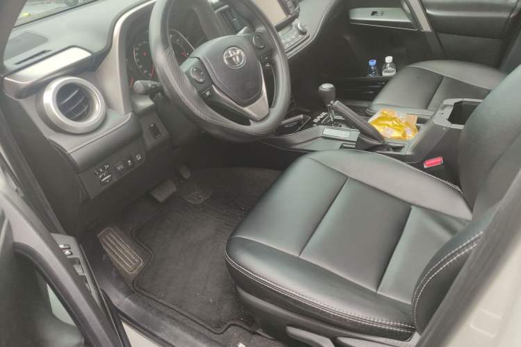 Used Toyota RAV4 2016 2.0L CVT Two-Wheel Drive Fashion Edition China V Standard
