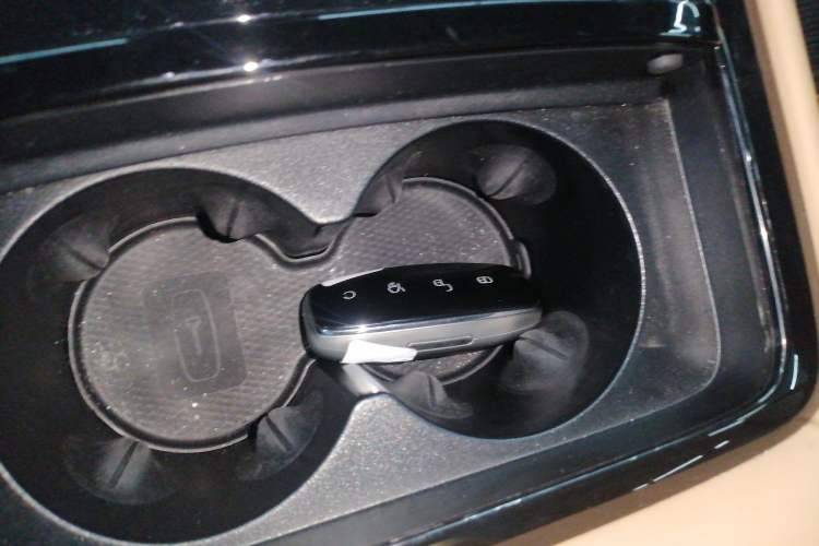 Used Denza D9 2022 EV 600 Four-Wheel Drive Prestige Model
