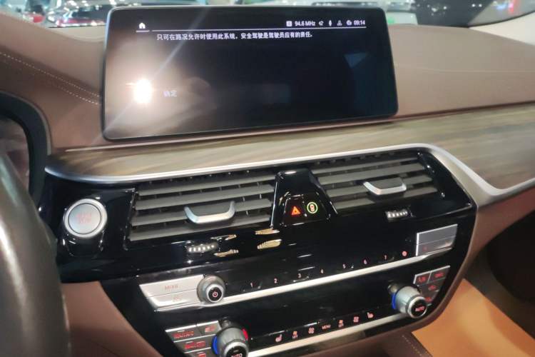 Used BMW 5 Series New Energy 2020 Mileage Upgrade Version 530Le Luxury Package Audio And AC Panel