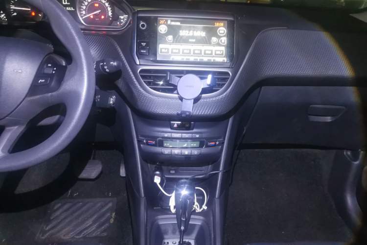 Used Peugeot 2008 2014 1.6L Automatic Fashion Edition Audio And AC Panel