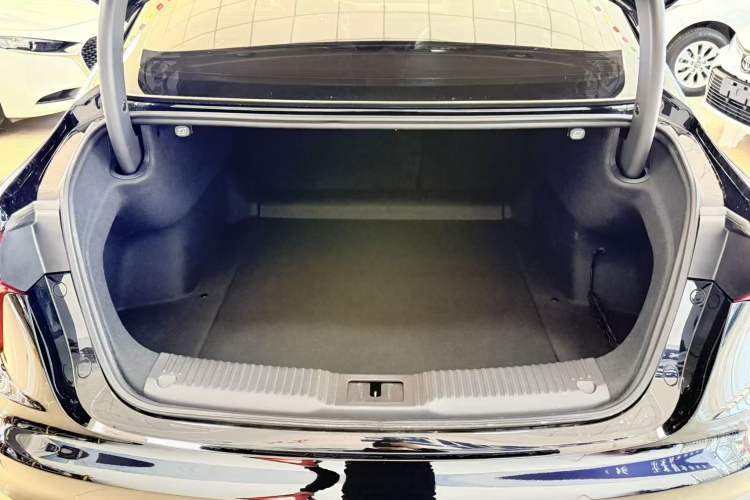 Used Hongqi H5 2023 2.0T Automatic Smart Connect Flagship Edition Trunk