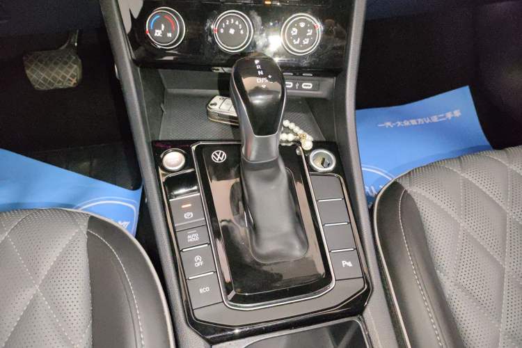 Used Volkswagen Sagitar 2025 300TSI DSG Excellence Edition Gear Lever