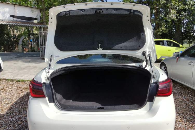 Used Infiniti Q50L 2018 2.0T Enjoyment Version China VI Standard Trunk