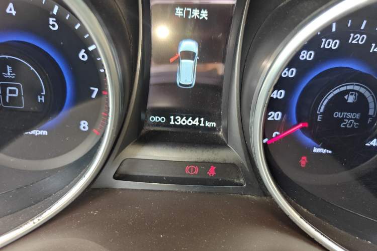 Used Hyundai Santa Fe 2013 2.4L Automatic Two-Wheel Drive Smart Version Odometer Close Up