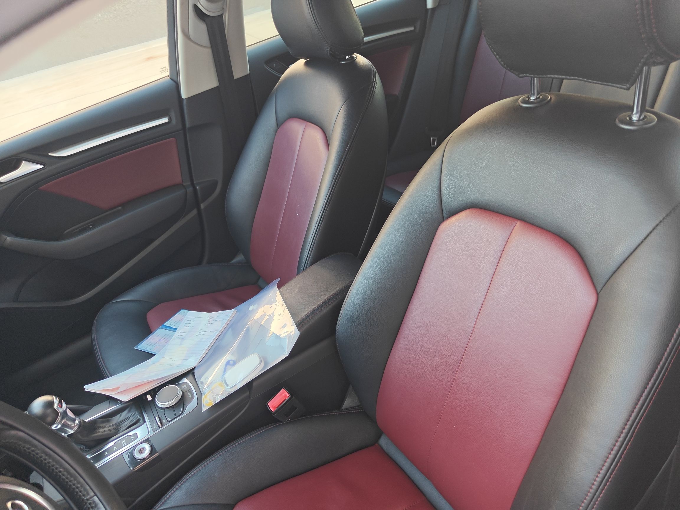 المقاعد الأمامية داخل السيارة