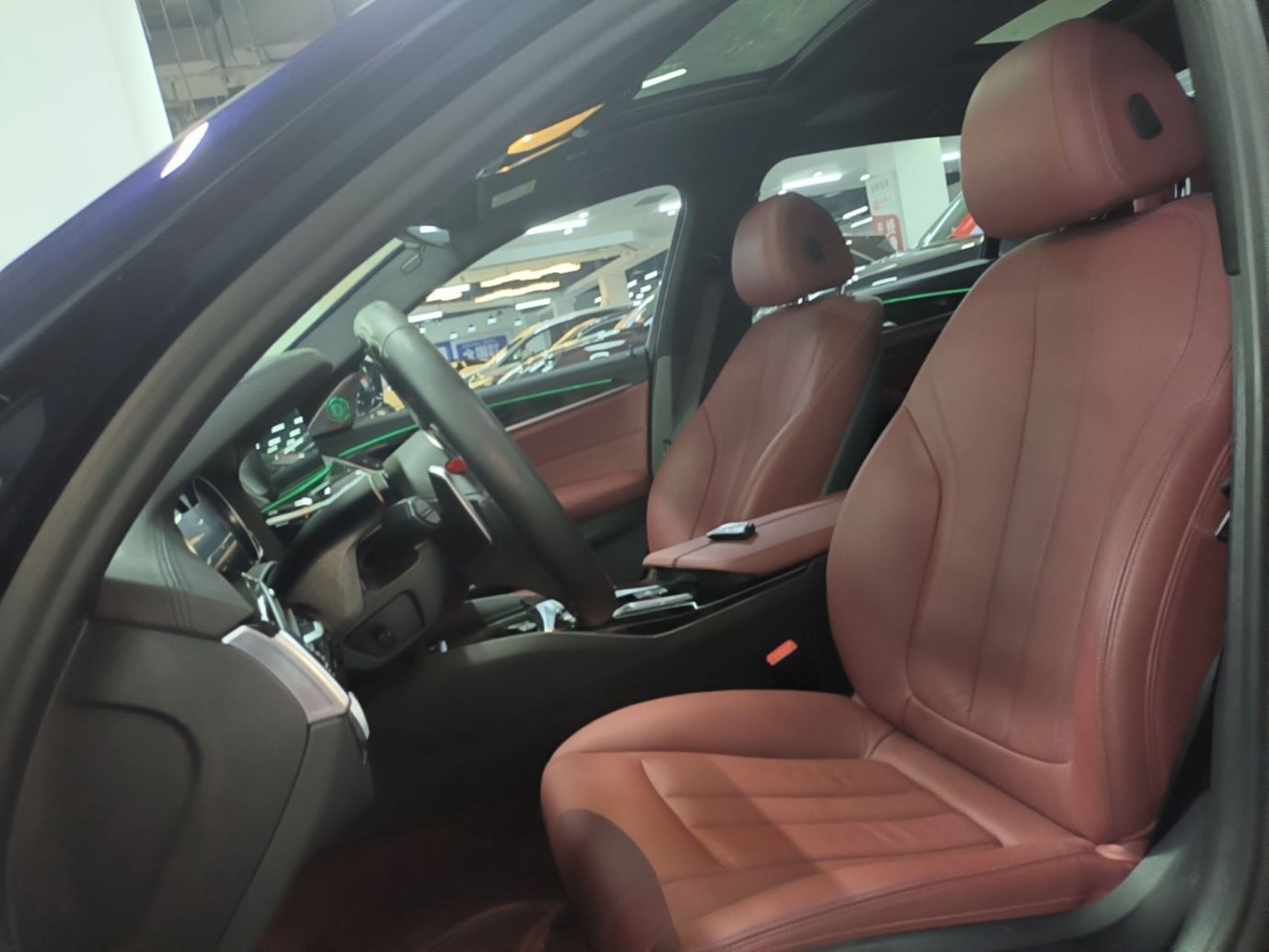 Vordere Reihe im Auto
